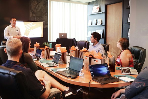How Can UK-Based Startups Leverage Incubators and Accelerators?