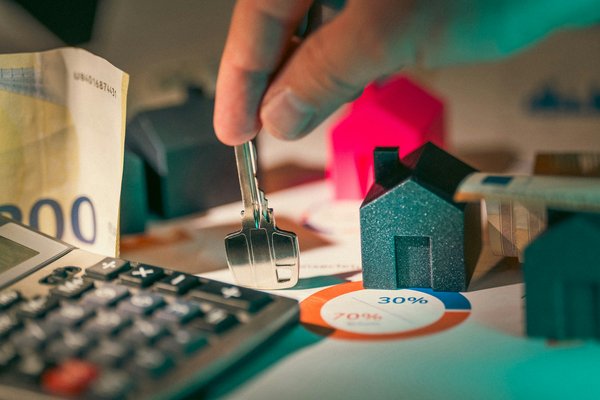 What are the financial incentives available for green building practices in the UK?